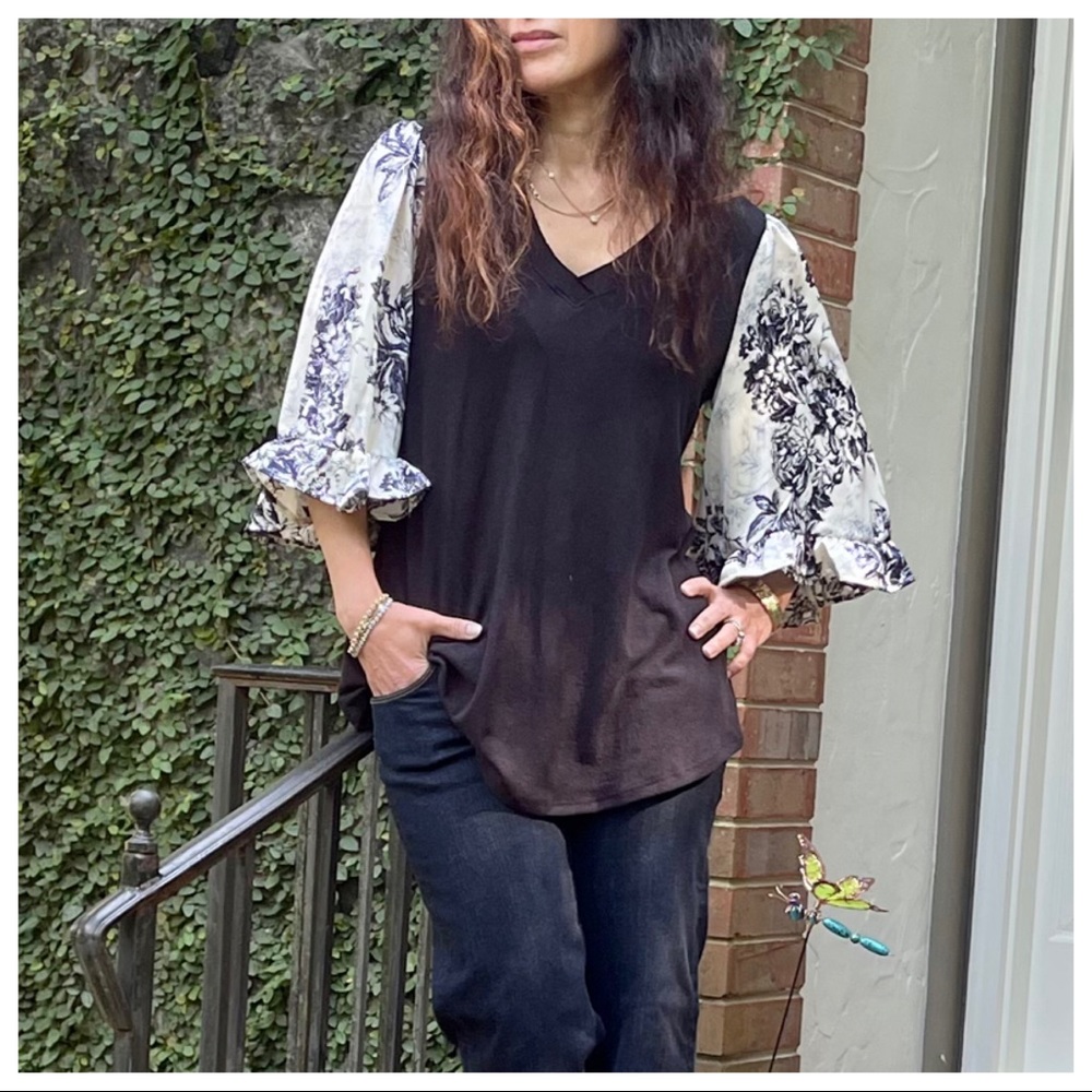 Fabulous color contrast tunic with floral sleeves - Picture 4 of 7